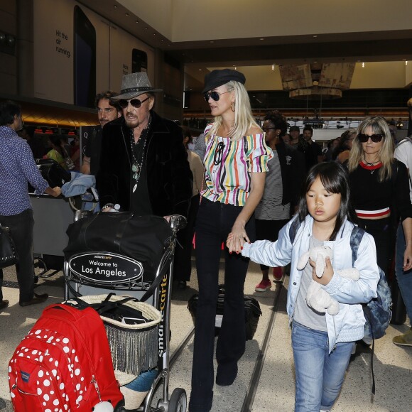 Semi-exclusif - Johnny Hallyday à quitté Los Angeles pour Paris avec sa femme Laeticia, ses filles Jade et Joy, son manager Sébastien Farran, Elyette la grand-mère de sa femme et sa chienne Cheyenne le 29 mai 2017.