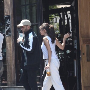 Selena Gomez et son compagnon The Weeknd (Abel Tesfaye) sont allés déjeuner dans un restaurant à Los Angeles, le 23 juillet 2017 © CPA/Bestimage