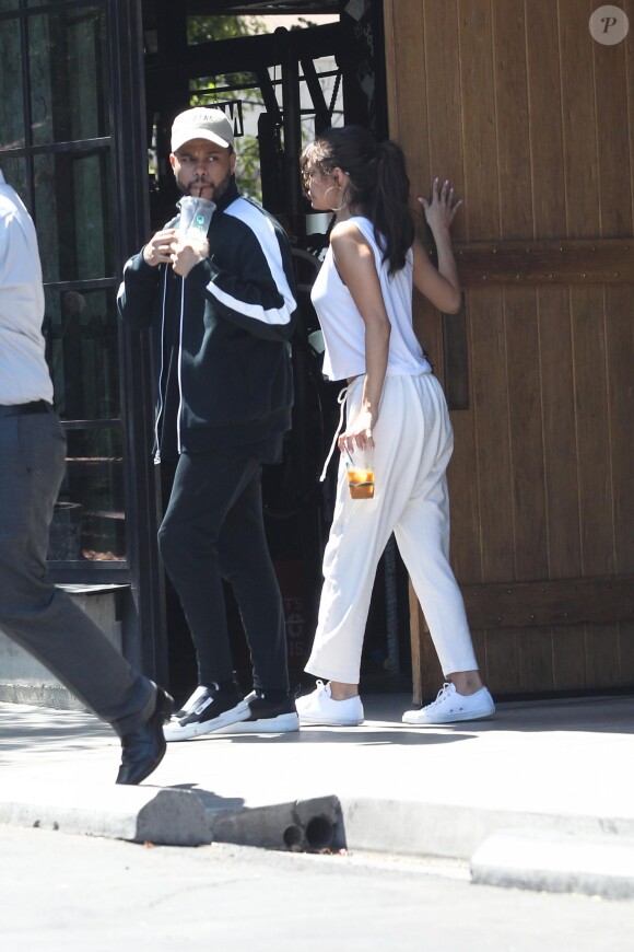 Selena Gomez et son compagnon The Weeknd (Abel Tesfaye) sont allés déjeuner dans un restaurant à Los Angeles, le 23 juillet 2017 © CPA/Bestimage