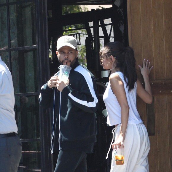 Selena Gomez et son compagnon The Weeknd (Abel Tesfaye) sont allés déjeuner dans un restaurant à Los Angeles, le 23 juillet 2017 © CPA/Bestimage