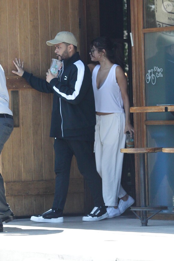 Selena Gomez et son compagnon The Weeknd (Abel Tesfaye) sont allés déjeuner dans un restaurant à Los Angeles, le 23 juillet 2017 © CPA/Bestimage