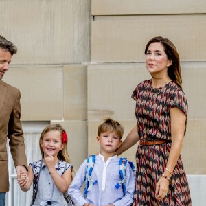 Le prince Frederik et la princesse Mary de Danemark au château d'Amalienborg au matin de la première rentrée des classes de leurs enfants la princesse Josephine et le prince Vincent de Danemark, le 15 août 2017. Le prince Frederik s'est ensuite envolé pour l'Australie, pays d'origine de Mary, pour disputer une course nautique dans le Queensland.