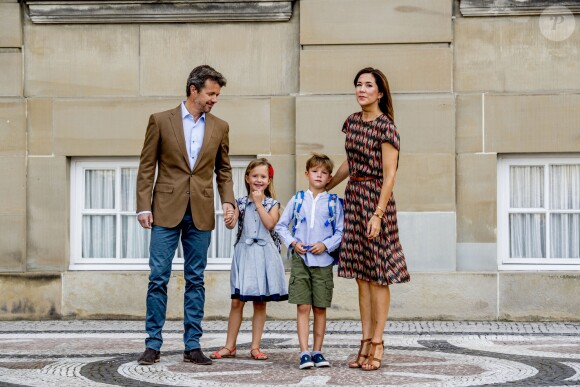 Le prince Frederik et la princesse Mary de Danemark au château d'Amalienborg au matin de la première rentrée des classes de leurs enfants la princesse Josephine et le prince Vincent de Danemark, le 15 août 2017. Le prince Frederik s'est ensuite envolé pour l'Australie, pays d'origine de Mary, pour disputer une course nautique dans le Queensland.