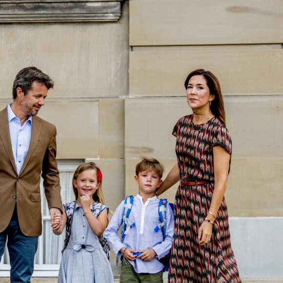 Le prince Frederik et la princesse Mary de Danemark au château d'Amalienborg au matin de la première rentrée des classes de leurs enfants la princesse Josephine et le prince Vincent de Danemark, le 15 août 2017. Le prince Frederik s'est ensuite envolé pour l'Australie, pays d'origine de Mary, pour disputer une course nautique dans le Queensland.