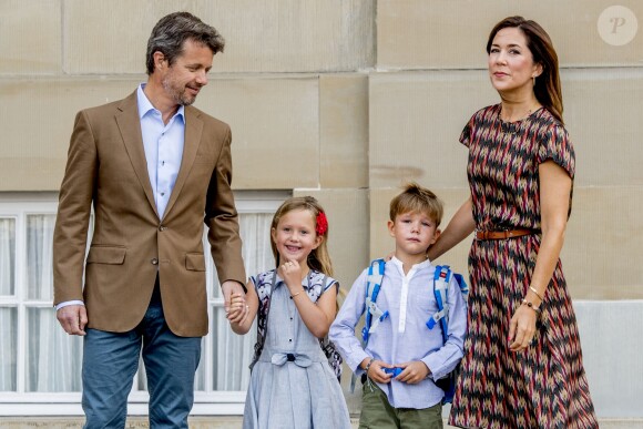 Le prince Frederik et la princesse Mary de Danemark au château d'Amalienborg au matin de la première rentrée des classes de leurs enfants la princesse Josephine et le prince Vincent de Danemark, le 15 août 2017. Le prince Frederik s'est ensuite envolé pour l'Australie, pays d'origine de Mary, pour disputer une course nautique dans le Queensland.