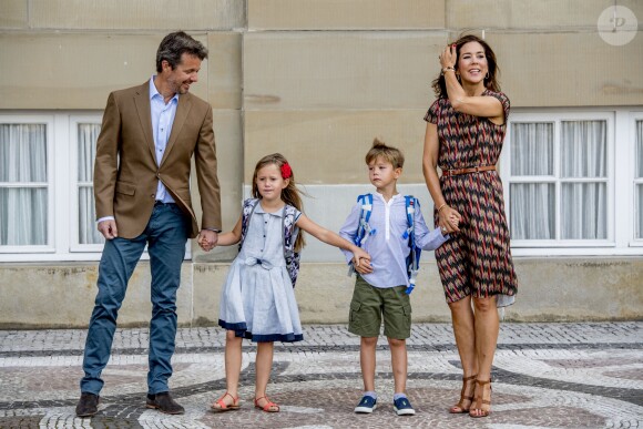 Le prince Frederik et la princesse Mary de Danemark au château d'Amalienborg au matin de la première rentrée des classes de leurs enfants la princesse Josephine et le prince Vincent de Danemark, le 15 août 2017. Le prince Frederik s'est ensuite envolé pour l'Australie, pays d'origine de Mary, pour disputer une course nautique dans le Queensland.
