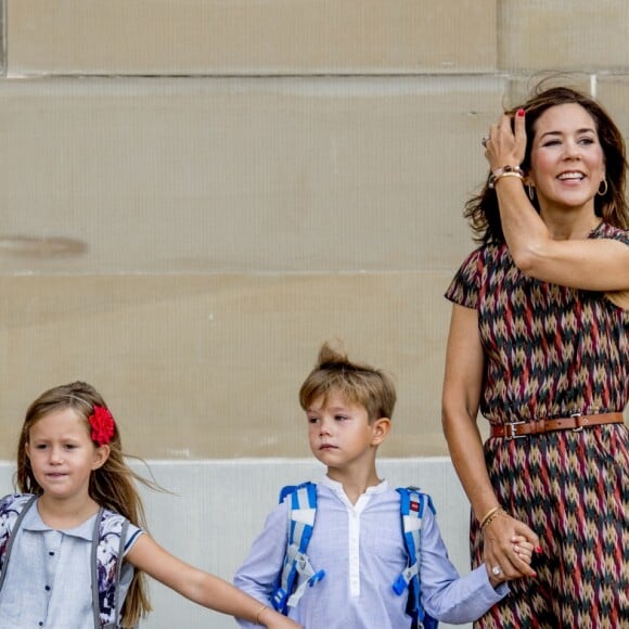 Le prince Frederik et la princesse Mary de Danemark au château d'Amalienborg au matin de la première rentrée des classes de leurs enfants la princesse Josephine et le prince Vincent de Danemark, le 15 août 2017. Le prince Frederik s'est ensuite envolé pour l'Australie, pays d'origine de Mary, pour disputer une course nautique dans le Queensland.