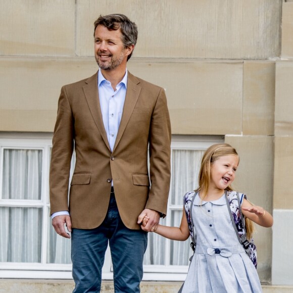 Le prince Frederik et la princesse Mary de Danemark au château d'Amalienborg au matin de la première rentrée des classes de leurs enfants la princesse Josephine et le prince Vincent de Danemark, le 15 août 2017. Le prince Frederik s'est ensuite envolé pour l'Australie, pays d'origine de Mary, pour disputer une course nautique dans le Queensland.