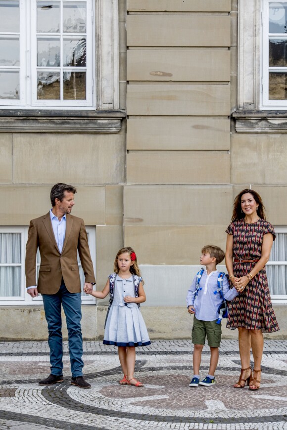 Le prince Frederik et la princesse Mary de Danemark au château d'Amalienborg au matin de la première rentrée des classes de leurs enfants la princesse Josephine et le prince Vincent de Danemark, le 15 août 2017. Le prince Frederik s'est ensuite envolé pour l'Australie, pays d'origine de Mary, pour disputer une course nautique dans le Queensland.