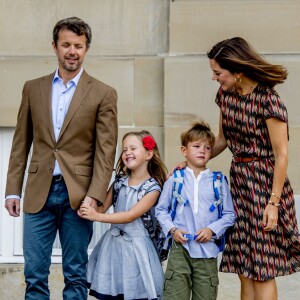 Le prince Frederik et la princesse Mary de Danemark au château d'Amalienborg au matin de la première rentrée des classes de leurs enfants la princesse Josephine et le prince Vincent de Danemark, le 15 août 2017. Le prince Frederik s'est ensuite envolé pour l'Australie, pays d'origine de Mary, pour disputer une course nautique dans le Queensland.