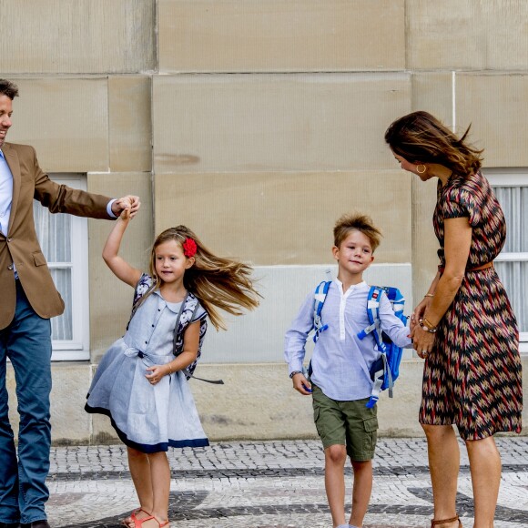 Le prince Frederik et la princesse Mary de Danemark au château d'Amalienborg au matin de la première rentrée des classes de leurs enfants la princesse Josephine et le prince Vincent de Danemark, le 15 août 2017. Le prince Frederik s'est ensuite envolé pour l'Australie, pays d'origine de Mary, pour disputer une course nautique dans le Queensland.