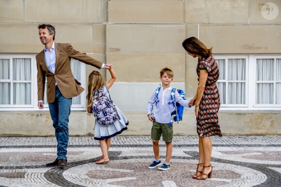 Le prince Frederik et la princesse Mary de Danemark au château d'Amalienborg au matin de la première rentrée des classes de leurs enfants la princesse Josephine et le prince Vincent de Danemark, le 15 août 2017. Le prince Frederik s'est ensuite envolé pour l'Australie, pays d'origine de Mary, pour disputer une course nautique dans le Queensland.