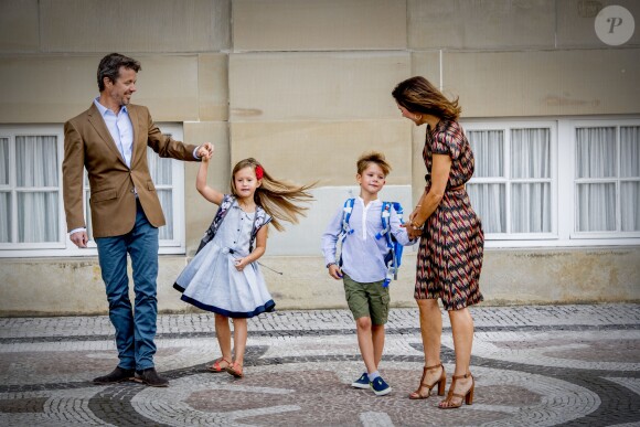 Le prince Frederik et la princesse Mary de Danemark au château d'Amalienborg au matin de la première rentrée des classes de leurs enfants la princesse Josephine et le prince Vincent de Danemark, le 15 août 2017. Le prince Frederik s'est ensuite envolé pour l'Australie, pays d'origine de Mary, pour disputer une course nautique dans le Queensland.