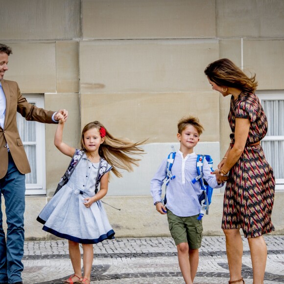 Le prince Frederik et la princesse Mary de Danemark au château d'Amalienborg au matin de la première rentrée des classes de leurs enfants la princesse Josephine et le prince Vincent de Danemark, le 15 août 2017. Le prince Frederik s'est ensuite envolé pour l'Australie, pays d'origine de Mary, pour disputer une course nautique dans le Queensland.
