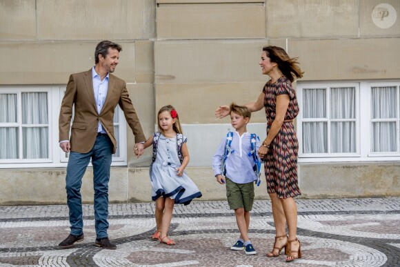 Le prince Frederik et la princesse Mary de Danemark au château d'Amalienborg au matin de la première rentrée des classes de leurs enfants la princesse Josephine et le prince Vincent de Danemark, le 15 août 2017. Le prince Frederik s'est ensuite envolé pour l'Australie, pays d'origine de Mary, pour disputer une course nautique dans le Queensland.