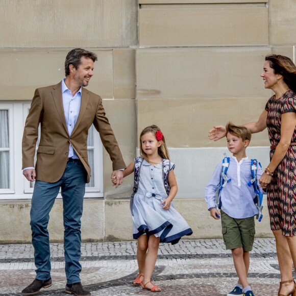 Le prince Frederik et la princesse Mary de Danemark au château d'Amalienborg au matin de la première rentrée des classes de leurs enfants la princesse Josephine et le prince Vincent de Danemark, le 15 août 2017. Le prince Frederik s'est ensuite envolé pour l'Australie, pays d'origine de Mary, pour disputer une course nautique dans le Queensland.