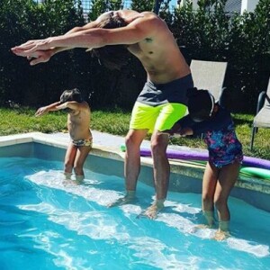 Camille Lacourt apprend à sa fille Jazz comment plonger. Instagram, le 21 août 2017.