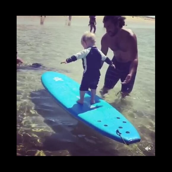 Natasha St-Pier a filmé son fils Bixente faisant du surf avec son papa Grégory. Août 2017
