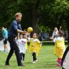 Le prince Harry joue avec des enfants lors de sa visite du centre de loisirs Newham Council's à Central Park à Londres, le 28 juillet 2017.