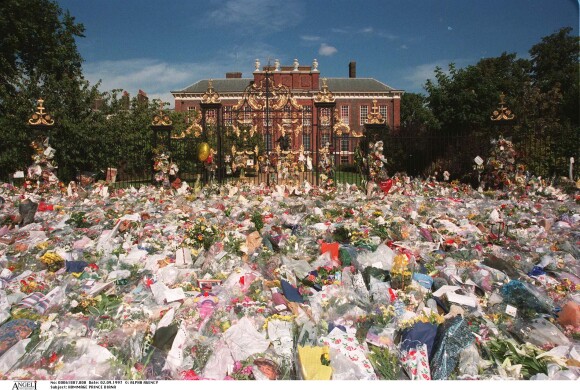 Vue des abords du palais de Kensington suite à la mort de Lady Diana, le 31 août 1997.