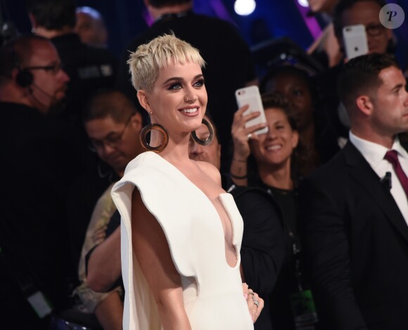 Katy Perry, habillée d'une robe Haute Couture Stephane Rolland (collection automne-hiver 2017) assiste aux MTV Video Music Awards 2017 au Forum. Inglewood, le 27 août 2017.