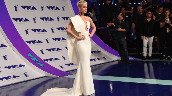 MTV VMA 2017 : Katy Perry, lumineuse pour son défilé de mode !