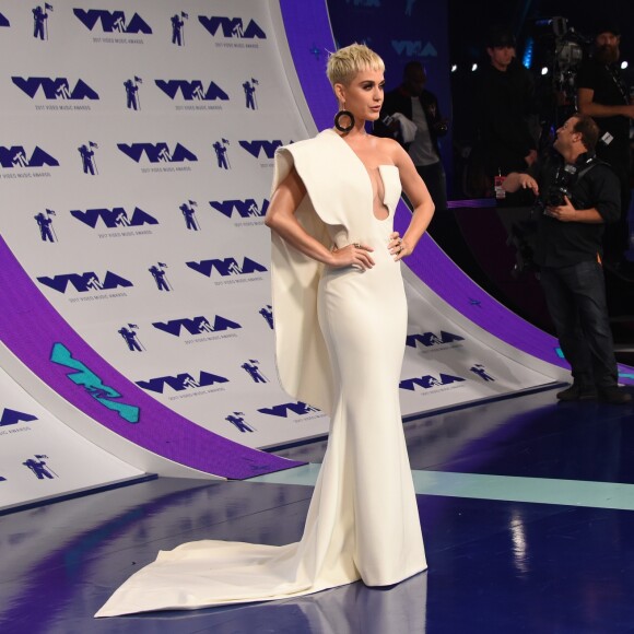 Katy Perry, habillée d'une robe Haute Couture Stephane Rolland (collection automne-hiver 2017) assiste aux MTV Video Music Awards 2017 au Forum. Inglewood, le 27 août 2017.