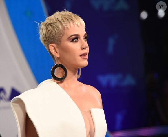 Katy Perry, habillée d'une robe Haute Couture Stephane Rolland (collection automne-hiver 2017) assiste aux MTV Video Music Awards 2017 au Forum. Inglewood, le 27 août 2017.