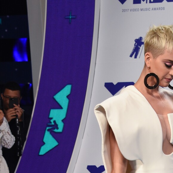 Katy Perry, habillée d'une robe Haute Couture Stephane Rolland (collection automne-hiver 2017) assiste aux MTV Video Music Awards 2017 au Forum. Inglewood, le 27 août 2017.