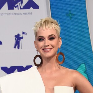 Katy Perry, habillée d'une robe Haute Couture Stephane Rolland (collection automne-hiver 2017) assiste aux MTV Video Music Awards 2017 au Forum. Inglewood, le 27 août 2017.