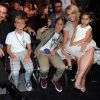 Le grand frère de Britney Spears, Bryan, les fils de Britney, Jayden et Sean, Britney Spears et la fille de Bryan, Sophia, aux Teen Choice Awards 2015. Los Angeles, août 2015.