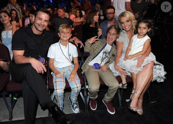 Le grand frère de Britney Spears, Bryan, les fils de Britney, Jayden et Sean, Britney Spears et la fille de Bryan, Sophia, aux Teen Choice Awards 2015. Los Angeles, août 2015.