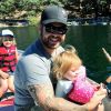 Jack Osbourne pose avec ses filles Pearl (5 ans) et Andy (2 ans), sur Instagram. Août 2017