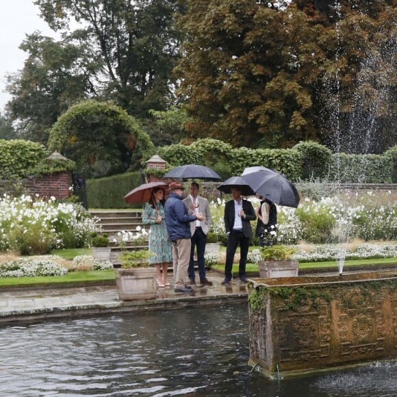 Le prince William, le prince Harry et Kate Middleton ont visité le 30 août 2017, à la veille du 20e anniversaire de la mort de Lady Diana, le Sunken Garden devenu le White Garden dans les jardins du palais de Kensington.