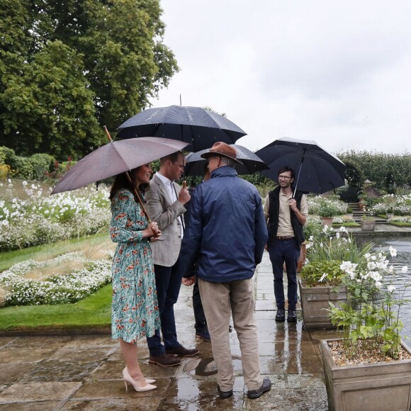 Le prince William, le prince Harry et Kate Middleton ont visité le 30 août 2017, à la veille du 20e anniversaire de la mort de Lady Diana, le Sunken Garden devenu le White Garden dans les jardins du palais de Kensington.