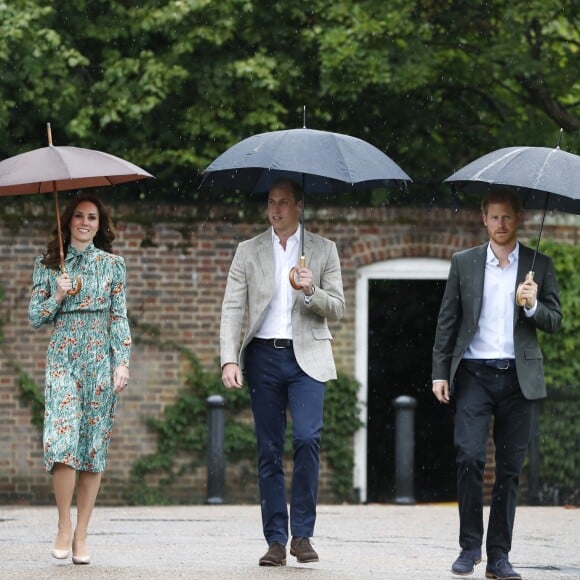 Le prince William, le prince Harry et Kate Middleton ont visité le 30 août 2017, à la veille du 20e anniversaire de la mort de Lady Diana, le Sunken Garden devenu le White Garden dans les jardins du palais de Kensington.