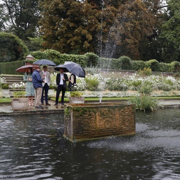 Le prince William, le prince Harry et Kate Middleton ont visité le 30 août 2017, à la veille du 20e anniversaire de la mort de Lady Diana, le Sunken Garden devenu le White Garden dans les jardins du palais de Kensington.