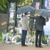 Le prince William et le prince Harry ont examiné le 30 août 2017, à la veille du 20e anniversaire de la mort de Lady Diana, les témoignages d'affection et d'hommage du public devant les grilles du palais de Kensington.