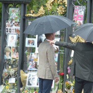 Le prince William et le prince Harry ont examiné le 30 août 2017, à la veille du 20e anniversaire de la mort de Lady Diana, les témoignages d'affection et d'hommage du public devant les grilles du palais de Kensington.