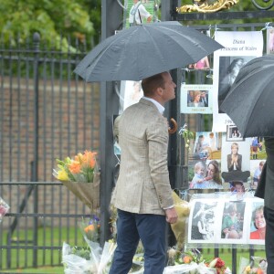 Le prince William et le prince Harry ont examiné le 30 août 2017, à la veille du 20e anniversaire de la mort de Lady Diana, les témoignages d'affection et d'hommage du public devant les grilles du palais de Kensington.