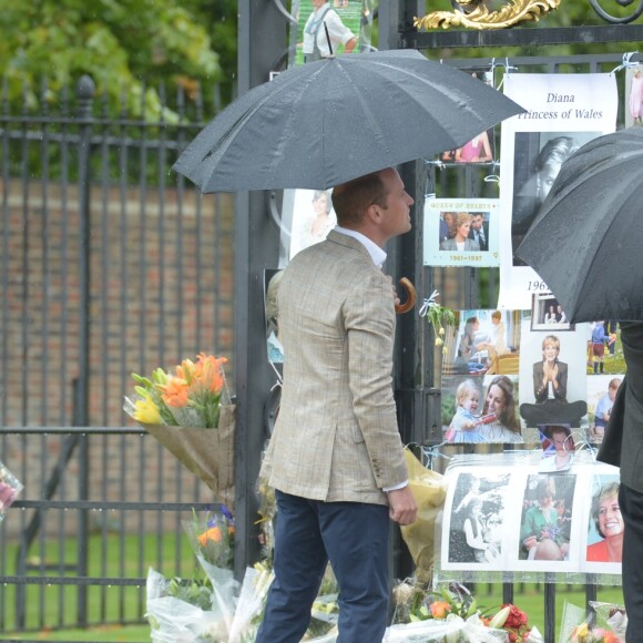 Le prince William et le prince Harry ont examiné le 30 août 2017, à la veille du 20e anniversaire de la mort de Lady Diana, les témoignages d'affection et d'hommage du public devant les grilles du palais de Kensington.