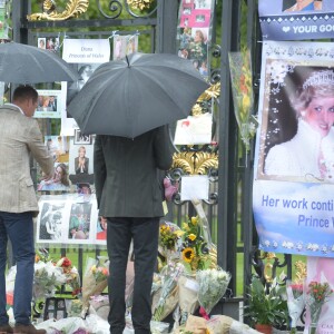 Le prince William et le prince Harry ont examiné le 30 août 2017, à la veille du 20e anniversaire de la mort de Lady Diana, les témoignages d'affection et d'hommage du public devant les grilles du palais de Kensington.