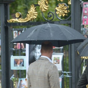 Le prince William et le prince Harry ont examiné le 30 août 2017, à la veille du 20e anniversaire de la mort de Lady Diana, les témoignages d'affection et d'hommage du public devant les grilles du palais de Kensington.