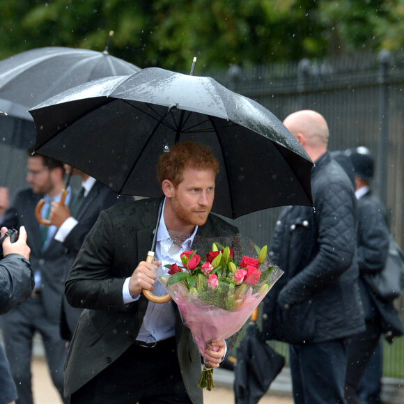 Le prince William et le prince Harry ont examiné le 30 août 2017, à la veille du 20e anniversaire de la mort de Lady Diana, les témoignages d'affection et d'hommage du public devant les grilles du palais de Kensington.