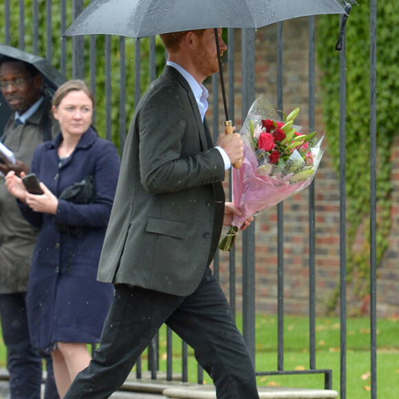 Le prince William et le prince Harry ont examiné le 30 août 2017, à la veille du 20e anniversaire de la mort de Lady Diana, les témoignages d'affection et d'hommage du public devant les grilles du palais de Kensington.