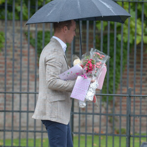 Le prince William et le prince Harry ont examiné le 30 août 2017, à la veille du 20e anniversaire de la mort de Lady Diana, les témoignages d'affection et d'hommage du public devant les grilles du palais de Kensington.