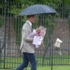 Le prince William et le prince Harry ont examiné le 30 août 2017, à la veille du 20e anniversaire de la mort de Lady Diana, les témoignages d'affection et d'hommage du public devant les grilles du palais de Kensington.