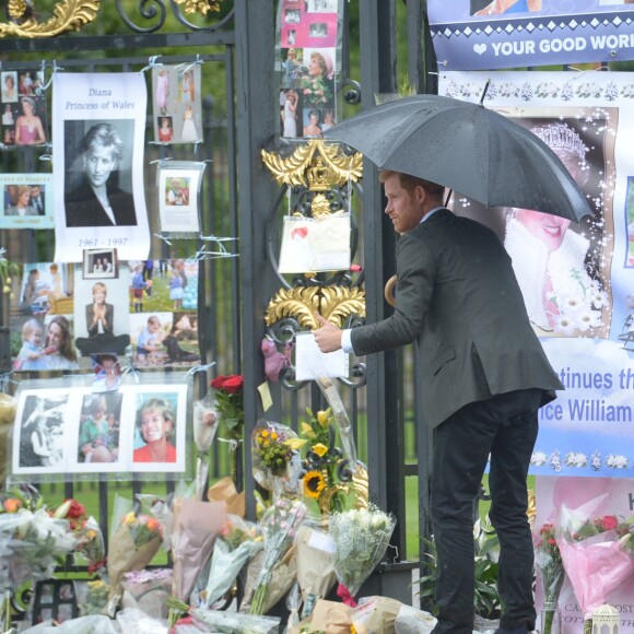 Le prince William et le prince Harry ont examiné le 30 août 2017, à la veille du 20e anniversaire de la mort de Lady Diana, les témoignages d'affection et d'hommage du public devant les grilles du palais de Kensington.