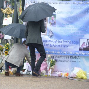 Le prince William et le prince Harry ont examiné le 30 août 2017, à la veille du 20e anniversaire de la mort de Lady Diana, les témoignages d'affection et d'hommage du public devant les grilles du palais de Kensington.