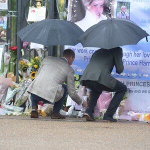 Le prince William et le prince Harry ont examiné le 30 août 2017, à la veille du 20e anniversaire de la mort de Lady Diana, les témoignages d'affection et d'hommage du public devant les grilles du palais de Kensington.